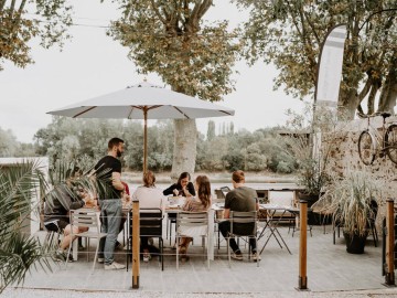 Petit déjeuner en térasse vue sur loire