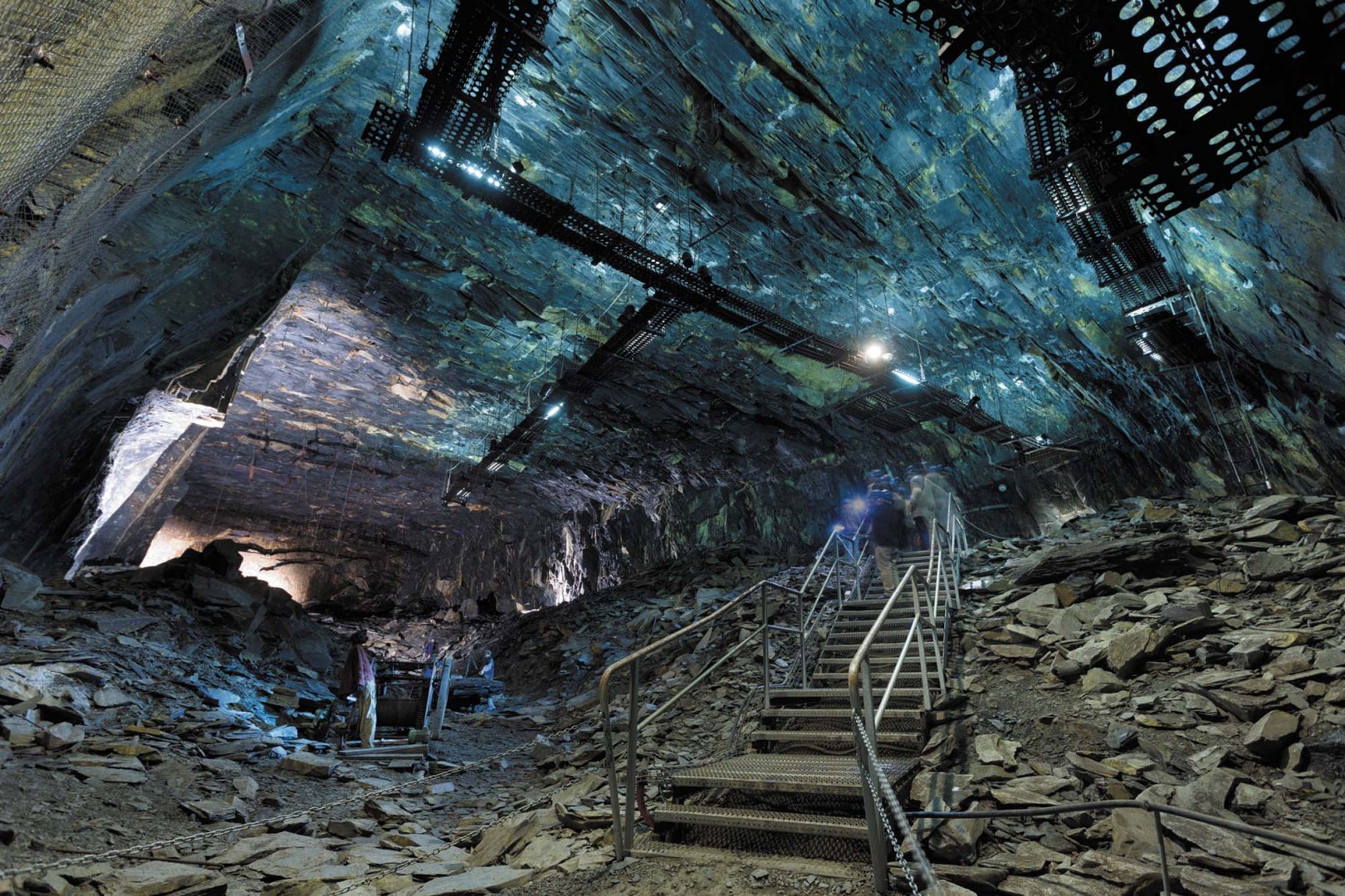 la-mine-bleue-126-m-tres-sous-terre-sites-de-visite