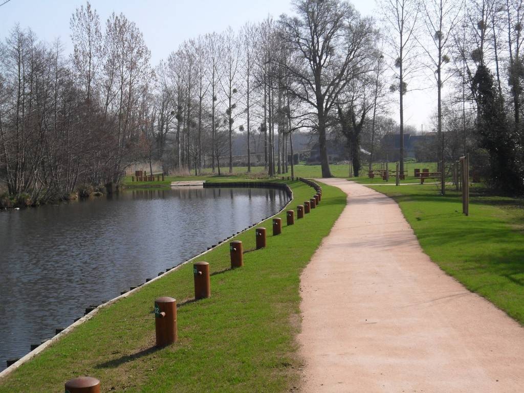 Aire De Pique Nique Le Port La Riviere Loisirs Pour Jeunes France Pays De La Loire 