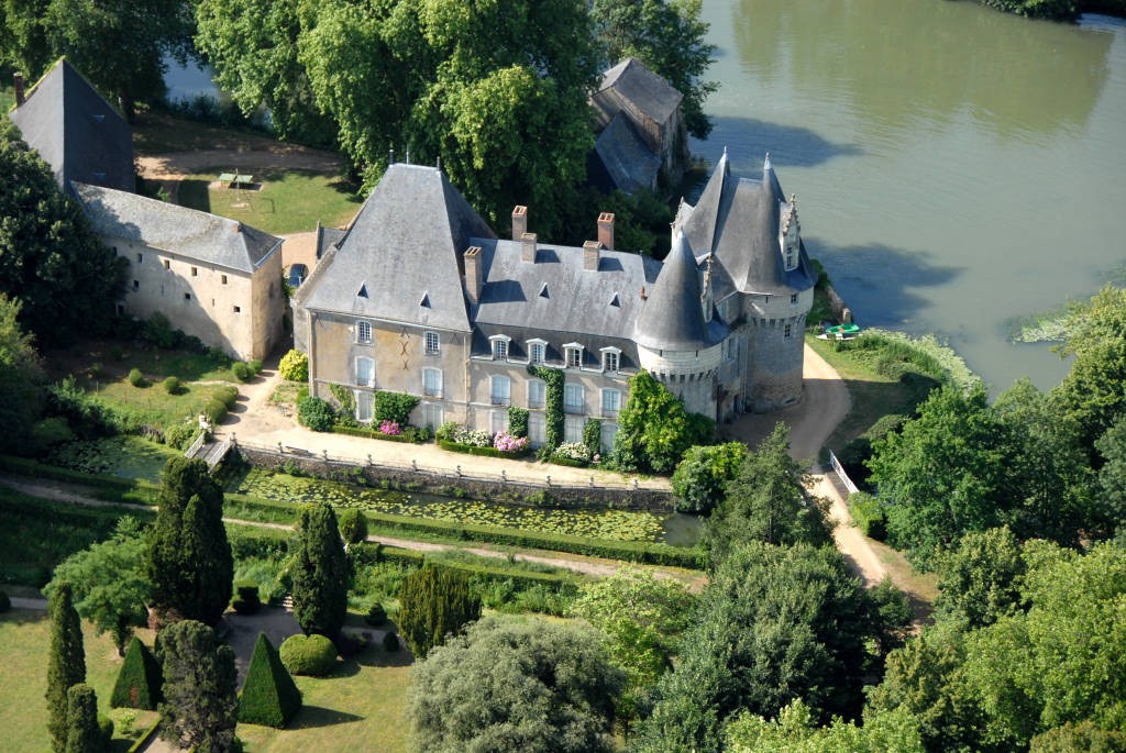 CHATEAU DE BAZOUGES SUR LE LOIR: Châteaux France, Pays de la Loire