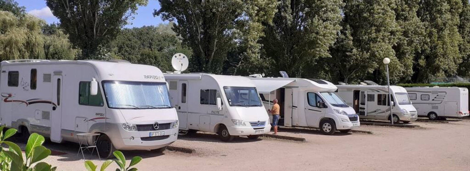 Aire de services camping-cars de Bauge-Le pont des Fees