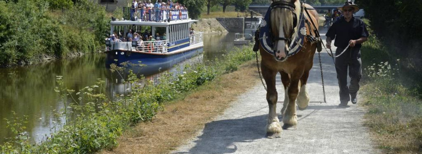 Croisiere sur la Mayenne a bord du bateau-promenade "l'Hirondelle" au depart de Grez-Neuville