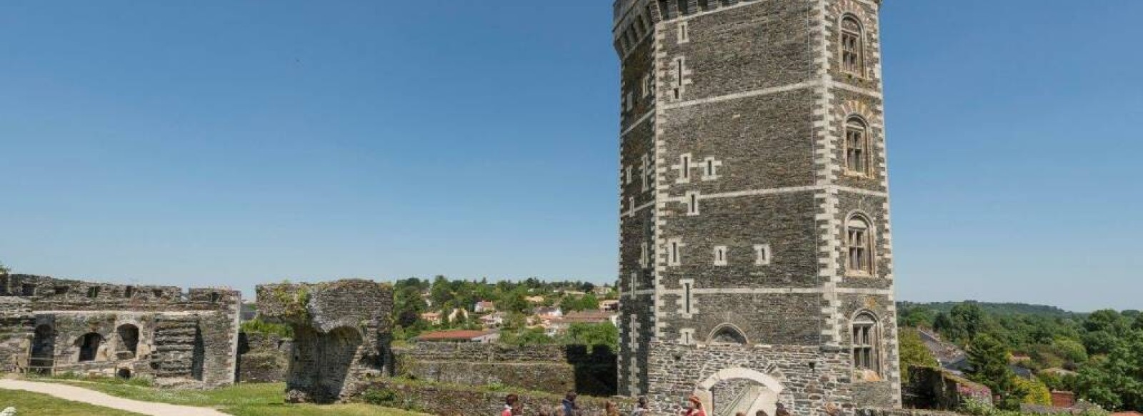 Visite guidee costumee au Chateau medieval d'Oudon - Journees Europeennes du Patrimoine