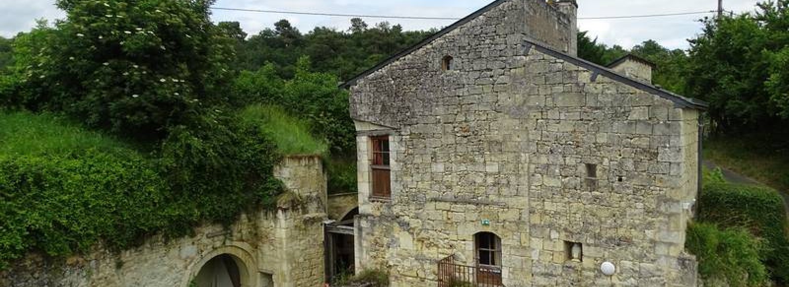 GITE D'ETAPE TROGLODYTIQUE DE SAINT-PIERRE-EN-VAUX