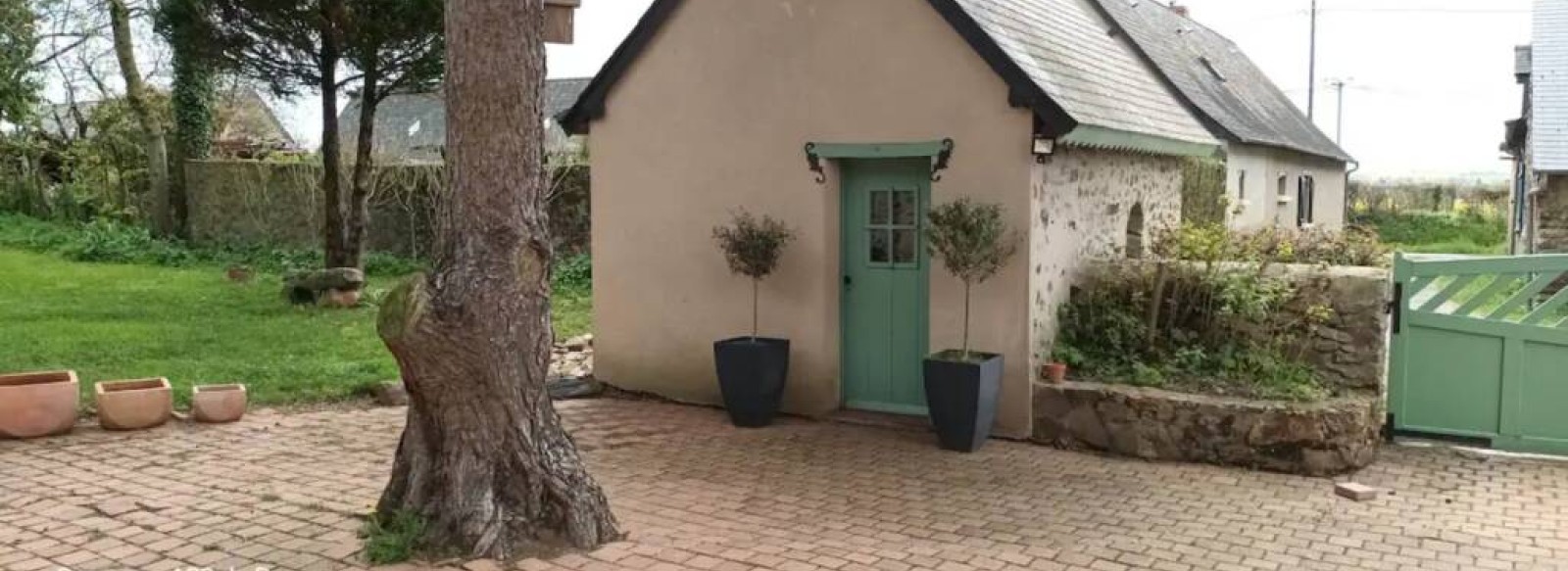 LA CABANE AU FOND DU JARDIN