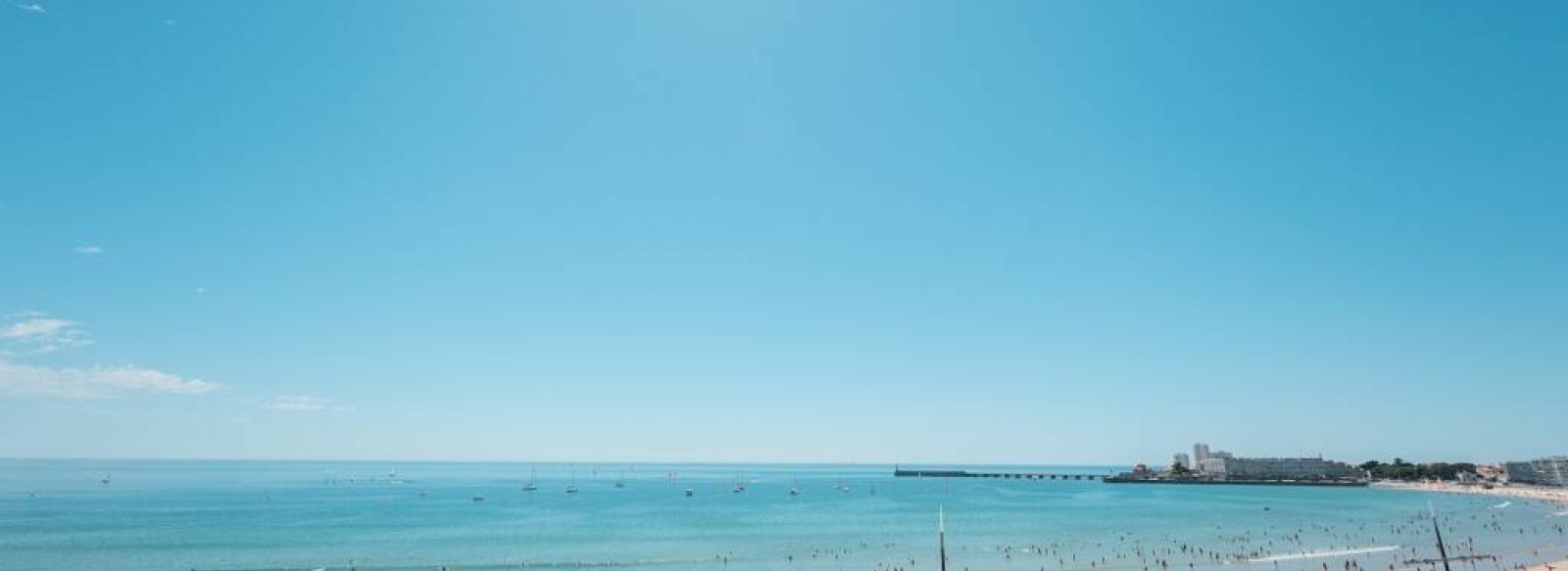 Dans la residence "Les Alizes" face a la plage.