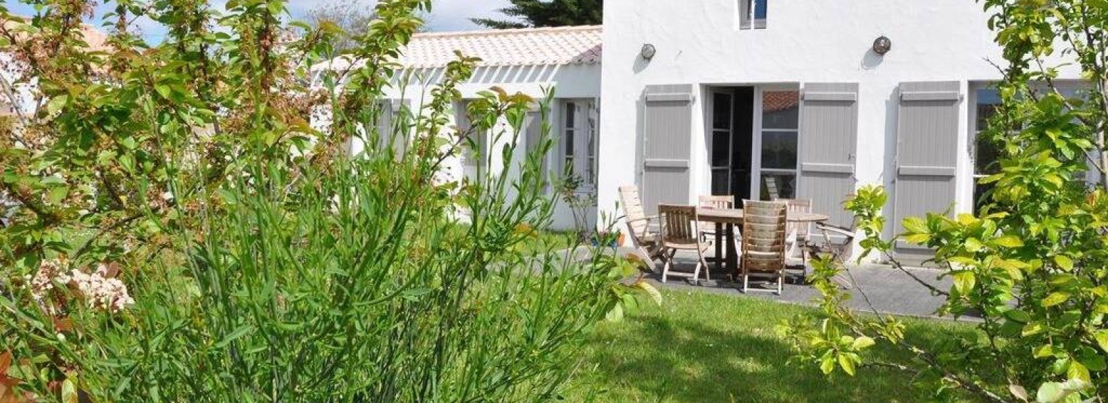 Jolie villa, a l'oree du Bois de la Chaize, a mi-chemin de la plage des Dames et du centre-ville