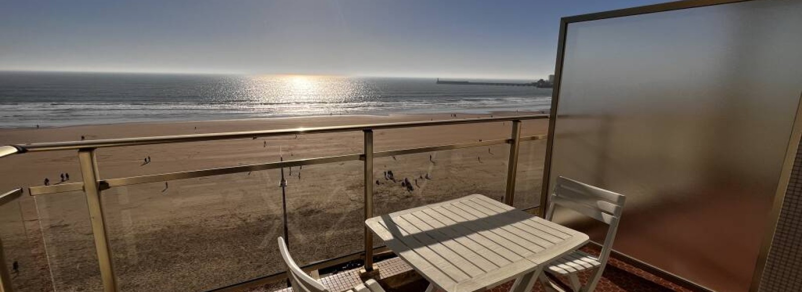 Studio avec une superbe vue sur la plage.