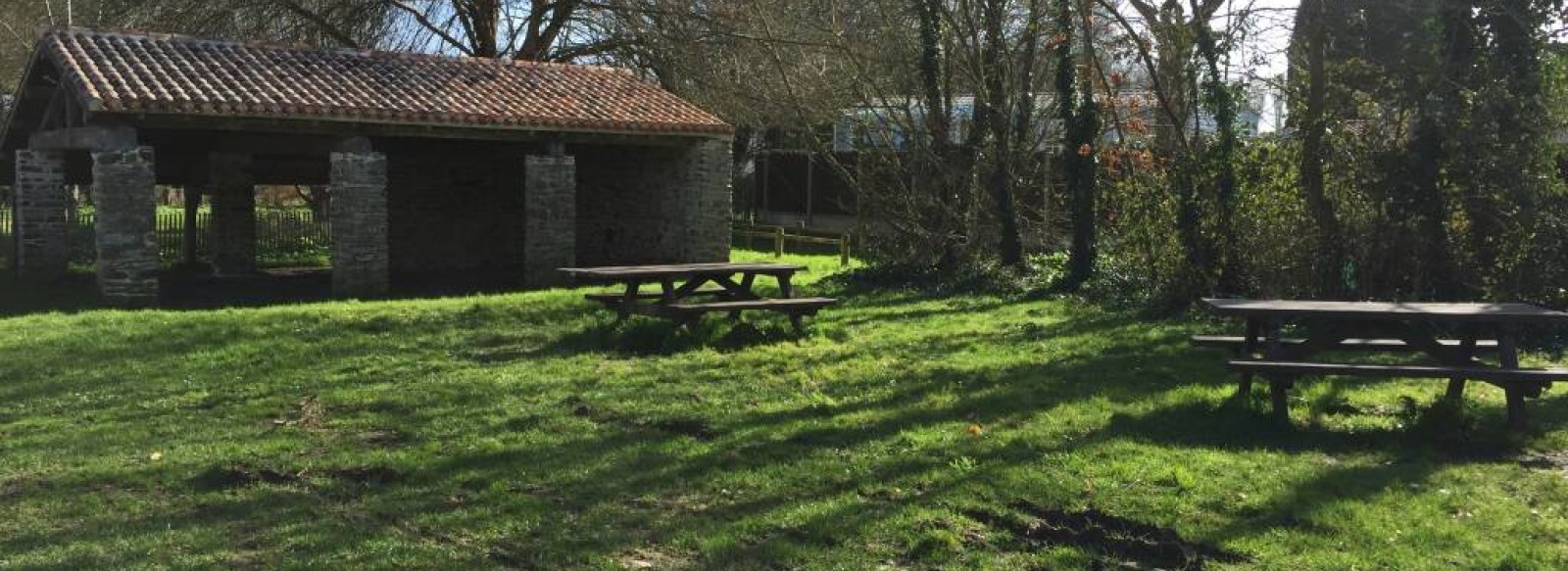 AIRE DE PIQUE-NIQUE "COUR DE LA BAISSE"