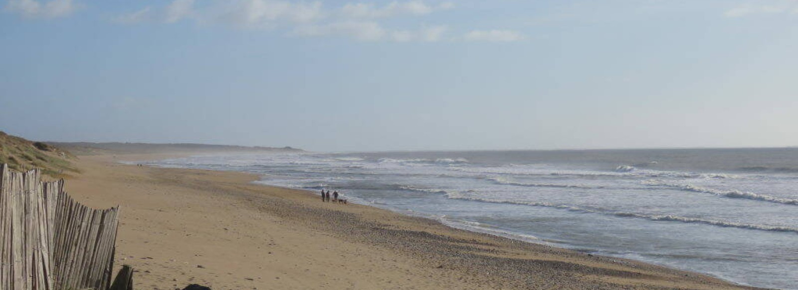 A L'ENTREE DU PARKING DE LA PLAGE DES CONCHES