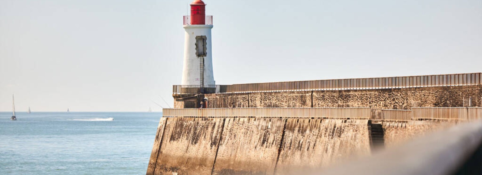 La grande jetee <<Saint Nicolas>> et le phare rouge