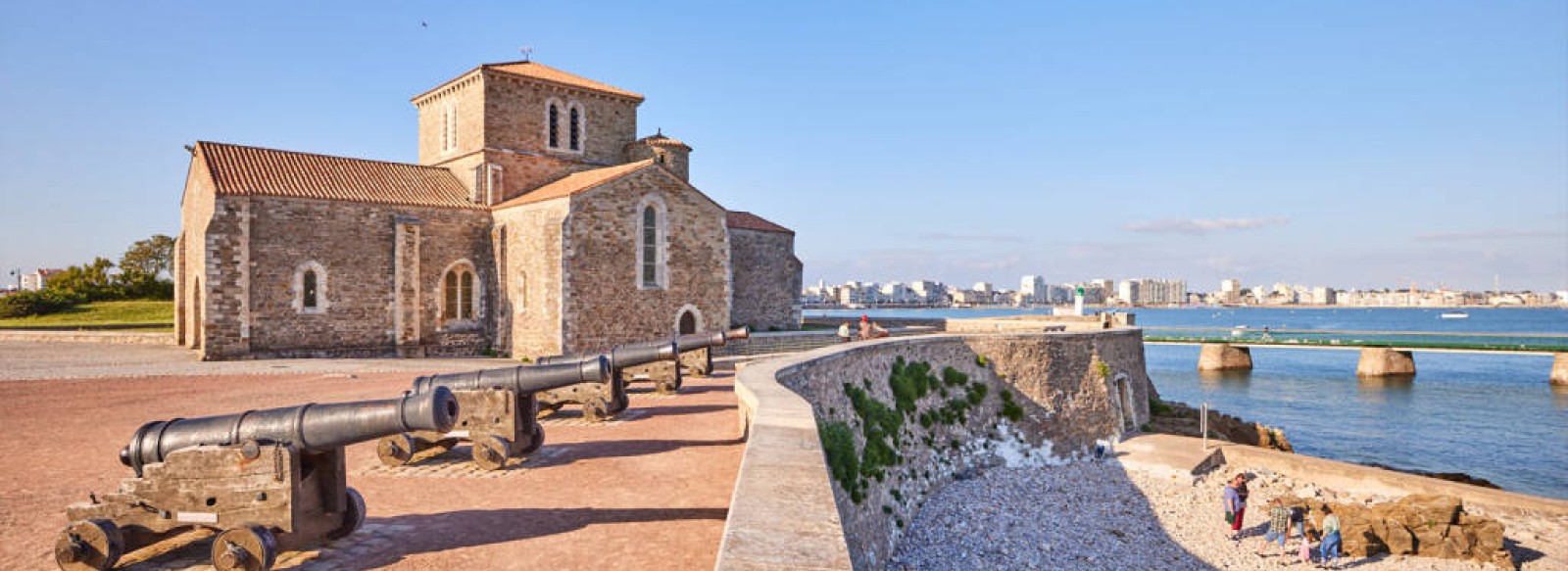 Prieure Saint-Nicolas et memorial des Peris en mer