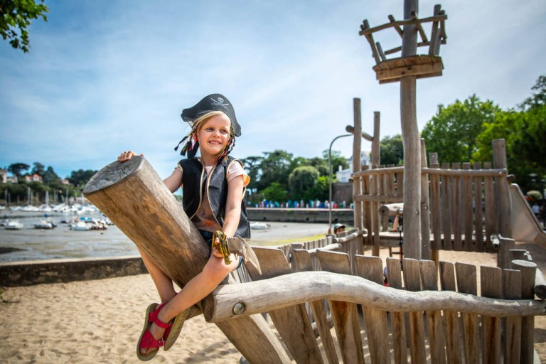 Aire De Jeux Du Chateau Loisirs Pour Jeunes France Pays De La Loire