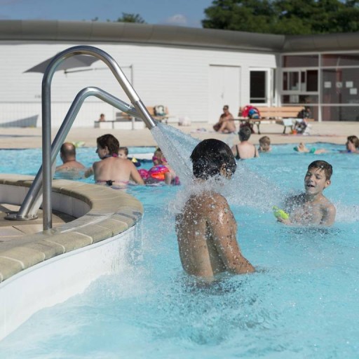 Piscine communautaire avec espace pour enfants et douches