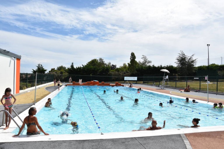 PISCINE DE PLEIN AIR DE LA CHARBONNIERE: Autour de l'eau France, Pays de la  Loire